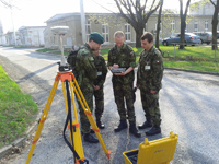 Specialisté z VGHMÚř Dobruška při praktické výuce studentů vojenské geografie a meteorologie