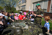 Příslušníci Univerzity obrany zaujali děti ze školy v Lískovci