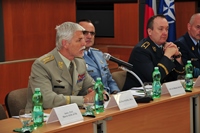 Má role není velet, ale vyjednávat, uvedl generál Pavel v diskusi se studenty Univerzity obrany