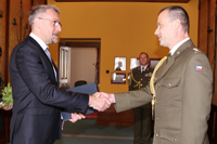 Ministr obrany předal profesorský dekret podplukovníkovi Petru Stodolovi