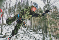 Vojáci jsou v druhé polovině nejtěžší etapy závodu v zimním přežití