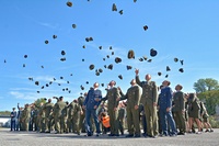 Více než stovka úspěšných absolventů Univerzity obrany odchází k útvarům