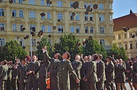 150 absolventů Univerzity obrany odchází k vojenským útvarům