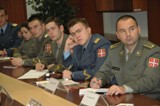 Srbští studenti sledují prezentaci o Univerzitě obrany