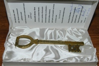 Detail symbolického klíče od Kounicových kolejí, který obdržela Univerzita obrany