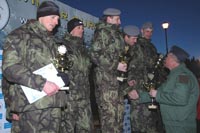 Brigádní generál Bohuslav Dvořák předává poháry